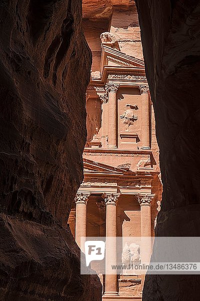 Schlucht Siq  Blick auf einen Teil des in den Fels gehauenen Schatzhauses des Pharaos  Fassade des Schatzhauses Al-Khazneh  Khazne Faraun  Mausoleum in der Nabatäerstadt Petra  nahe Wadi Musa  Jordanien  Asien