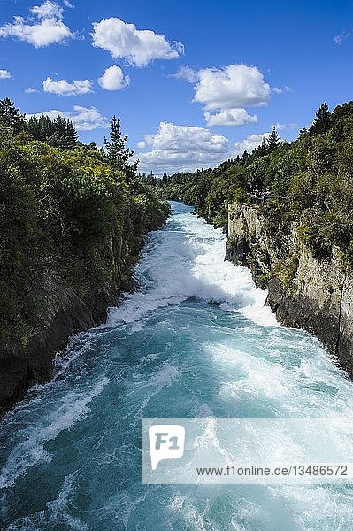 Schmaler Canyon zu den Huka-Wasserfällen Waikato Fluss Taupo Nordinsel Neuseeland Ozeanien