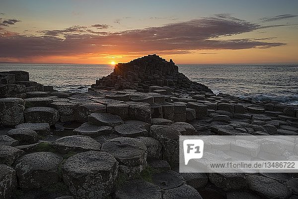Basaltsäulen an der Küste bei Sonnenuntergang  Giant's Causeway  County Antrim  Nordirland  Vereinigtes Königreich  Europa