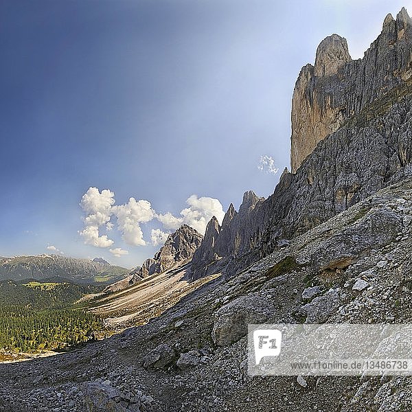 Villnösser oder Fünser Tal mit der Geislergruppe  Geislergruppe  Dolomiten  Südtirol  Italien  Europa