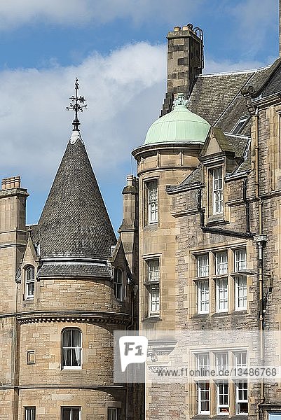 Historische Stadthäuser in der Cockburn Street  Edinburgh  Schottland  Vereinigtes Königreich  Europa