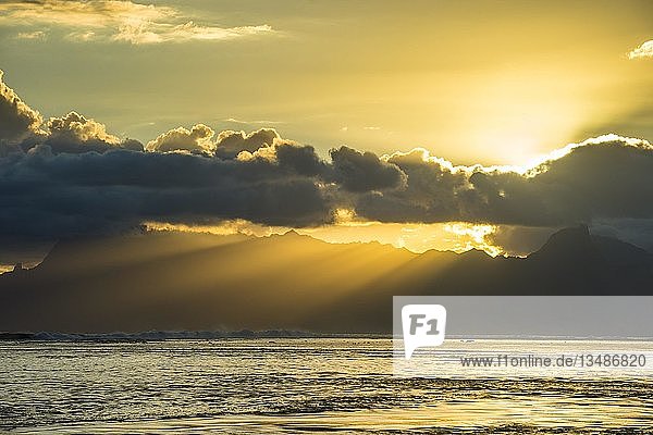 Sonnenstrahlen brechen durch die Wolken über Moorea  Papeete  Tahiti
