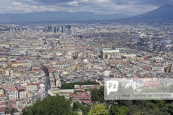 Der Vesuv und Neapel  vom Vomero aus gesehen  Kampanien  Italien  Europa