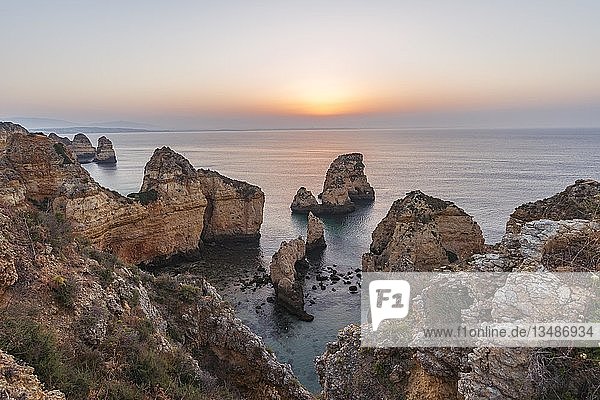 Sonnenuntergang  Felsen im Meer  Algarve Felsenküste  Ponta da Piedade  Lagos  Portugal  Europa