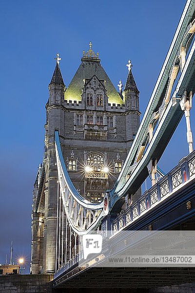 Tower Bridge  Abenddämmerung  London  England  Großbritannien
