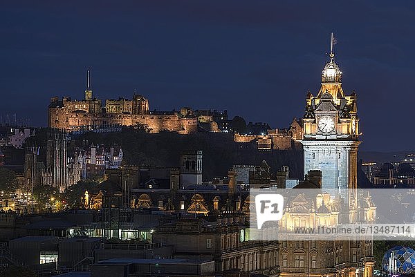 Blick auf das beleuchtete historische Zentrum von Edinburgh mit dem Turm des Balmoral Hotel und dem Edinburgh Castle  Edinburgh  Schottland  Vereinigtes Königreich  Europa
