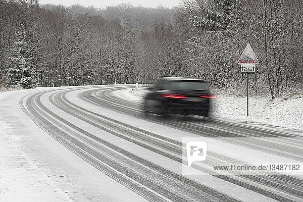 Autofahrt auf schneebedeckter Straße  Warnschild  Steigung  Hessen  Deutschland  Europa