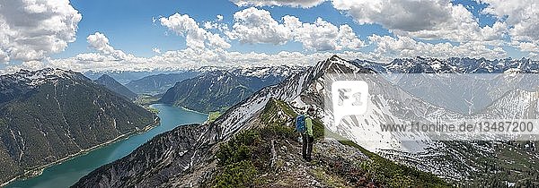 Panorama  Wanderin auf Wanderweg  Übergang vom Seekarspitz zum Seebergspitz  Tirol  Österreich  Europa
