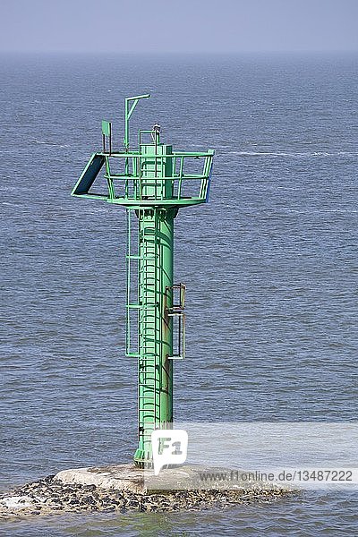 Positionsmast Schifffahrtszeichen Hafeneinfahrt Norddeich Norden Ostfriesland Niedersachsen Deutschland Europa