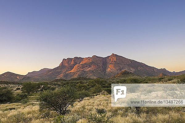 Der Hohenstein  Gipfel und Landschaft im Abendlicht  Erongo-Gebirge  Erongo-Region  Namibia  Afrika
