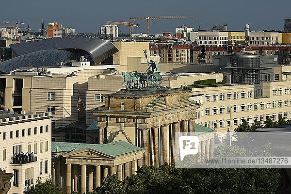 Blick vom Reichstag auf das Brandenburger Tor und die amerikanische Botschaft  Berlin  Deutschland  Europa