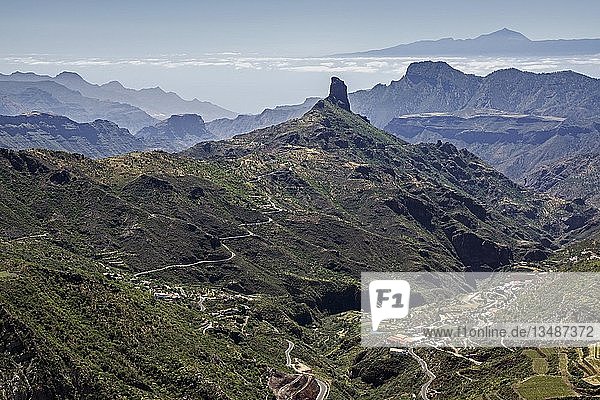 Blick von der Degollada de la Cumbre in die Caldera de Tejeda  Barranco de Tejeda  hinter Kultfelsen Roque Bentayga  Berg Altaviste und Insel Teneriffa mit Vulkan Teide  Gran Canaria  Kanarische Inseln  Spanien  Europa