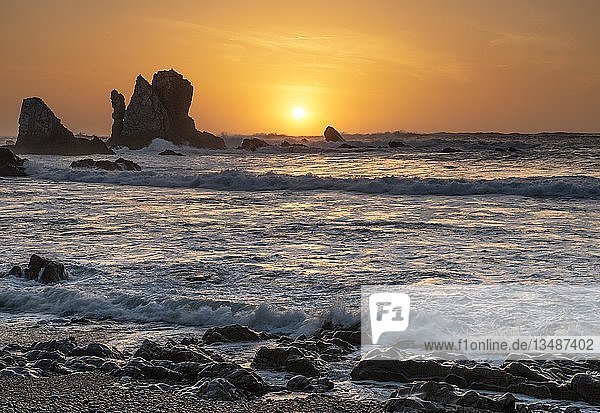 Sonnenuntergang am Strand Playa del Silencio  Castañeras  Costa Verde  Asturien  Spanien  Europa