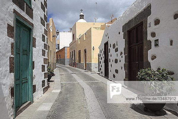 Gasse Calle el Progreso  typische Häuser  Altstadt  Agüimes  Gran Canaria  Kanarische Inseln  Spanien  Europa