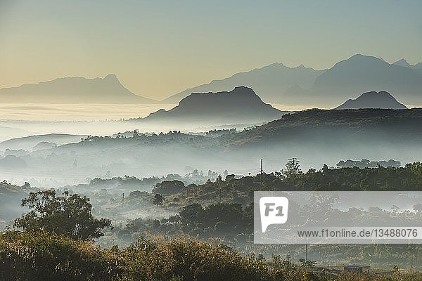 Nebel über den Bergen bei Sonnenaufgang  Umgebung von Blantyre  Malawi  Afrika