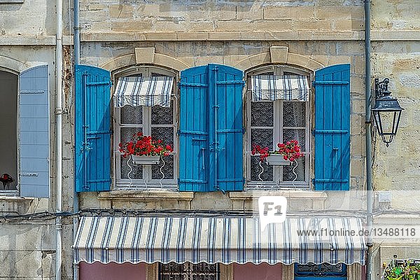 Fenster mit blauen Fenterläden und roten Geranien Arles Provence-Alpes-Côte d?Azur Frankreich Europa