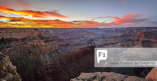Schlucht des Grand Canyon bei Sonnenuntergang  Colorado River  Blick vom Hopi Point  erodierte Felslandschaft  South Rim  Grand Canyon National Park  bei Tusayan  Arizona  USA  Nordamerika