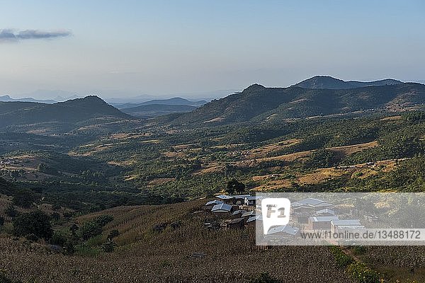 Kleines Dorf in hügeliger Landschaft  Blick auf das Hochland von West-Malawi  Malawi  Afrika