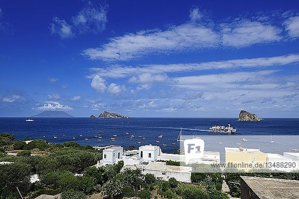 Fähre  Blick von San Pietro auf die vorgelagerten Vulkaninseln und Stromboli  Insel Panarea  Äolische und Liparische Inseln  Sizilien  Italien  Europa