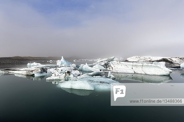 Eisberge im Morgenlicht  Gletscherlagune JÃ¶kulsÃ¡rlÃ³n  JÃ¶kulsarlon  Gletschersee  SÃ?drand des VatnajÃ¶kull  HornafjÃ¶rÃ°ur  HornafjÃ¶rdur  SÃ?dost Island  Island  Europa