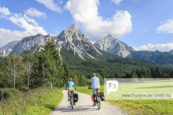 Two mountain bikers  on the cycle path Via Claudia Augusta  alpine crossing  at the back Sonnenspitze  mountain landscape  Tyrolean Alps  alpine crossing  near Ehrwald  Tyrol  Austria  Europe
