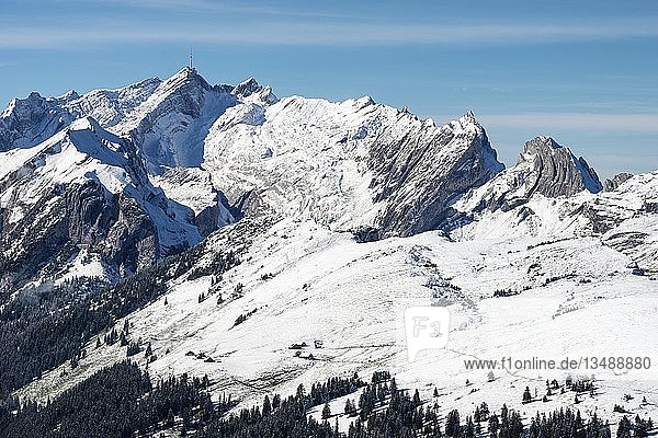 Die Appenzeller Alpen mit dem verschneiten Säntis oben links  Kanton Appenzell Innerrhoden  Schweiz  Europa