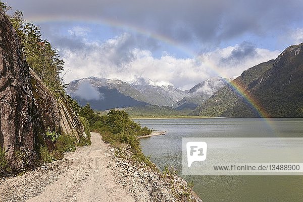 Schotterpiste mit Regenbogen bei Puerto Río Tranquilo Carretera Austral Valle Exploradores Patagonien Chile Südamerika