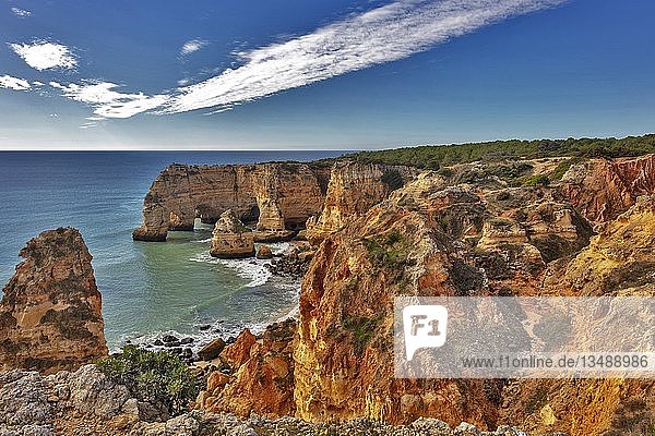 Strand und farbige Felsen Praia da Marinha Carvoeiro Algarve Portugal Europa