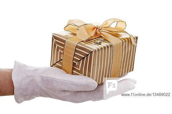 Geschenkübergabe  Weihnachtsgeschenk an einer behandschuhten Hand