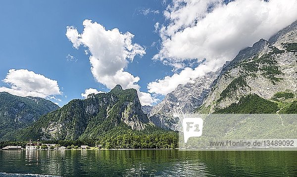 Königssee mit St. Bartholomä und Watzmann-Massiv  Nationalpark Berchtesgaden  Berchtesgadener Land  Oberbayern  Bayern  Deutschland  Europa