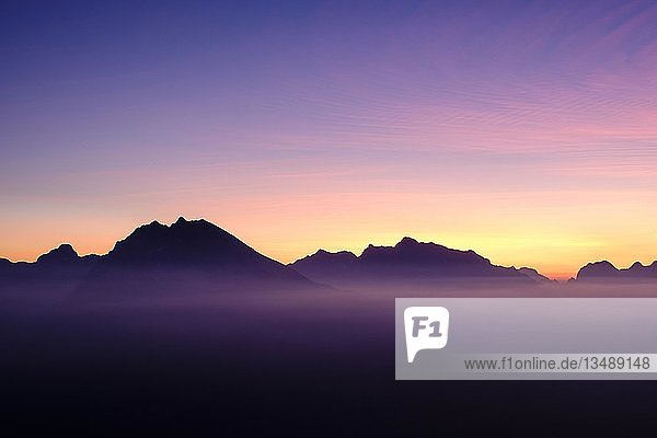 Silhuette von Watzmann und Hochkalter Abendrot Abendstimmung Berchtesgadener Alpen Nationalpark Berchtesgaden Schönau am Königsee Oberbayern Bayern Deutschland Europa