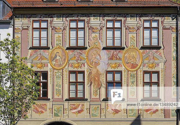 Rokoko-Fassadenmalereien am Kathan-Haus  Altstadt  Augsburg  Schwaben  Bayern  Deutschland  Europa