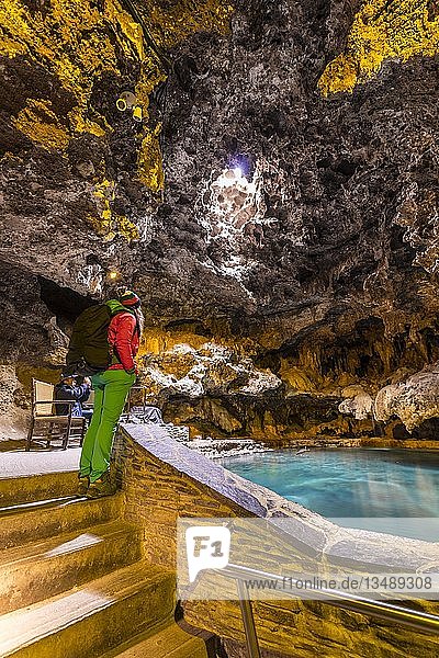 Junge Frau in einer Höhle mit einer geothermischen Quelle  Cave and Basin National Historic Site  Banff National Park  Alberta  Kanada  Nordamerika