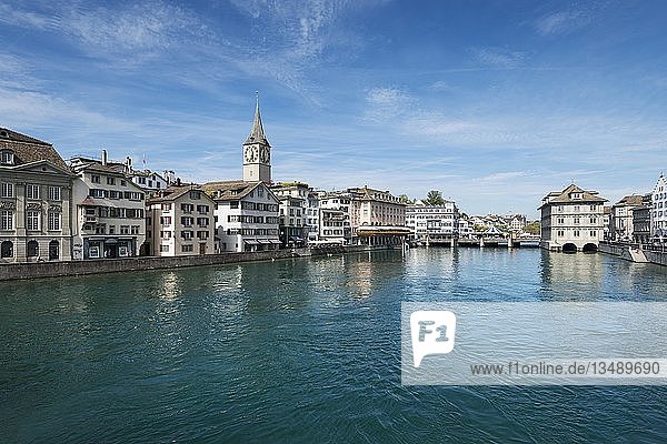 Blick auf die Limmat mit der Altstadtpromenade  Zürich  Kanton Zürich  Schweiz  Europa