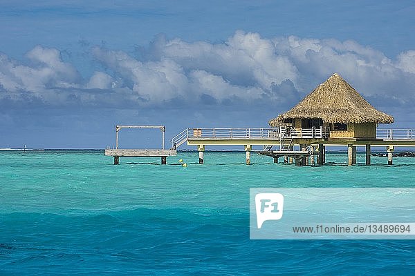 Überwasser-Bungalows auf Stelzen im Luxushotel Bora Bora Französisch-Polynesien Ozeanien
