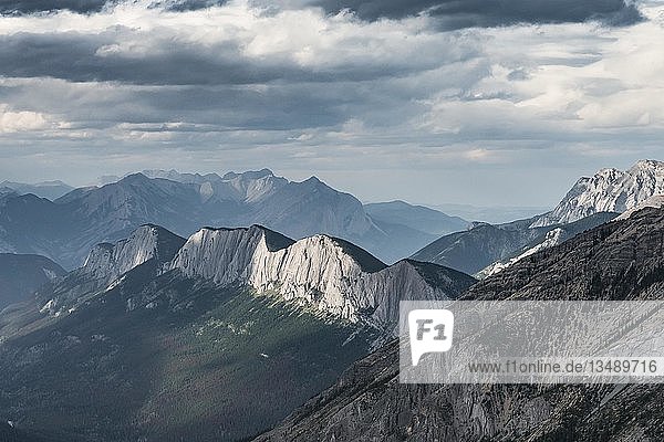 Markante Bergkette  dramatische Stimmung  Ashlar Ridge  Jasper National Park  British Columbia  Kanada  Nordamerika