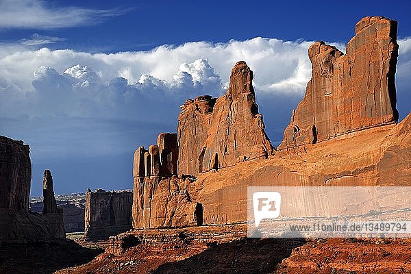 Felsformation der Courthouse Towers  Arches-Nationalpark  bei Moab  Utah  Vereinigte Staaten  Nordamerika