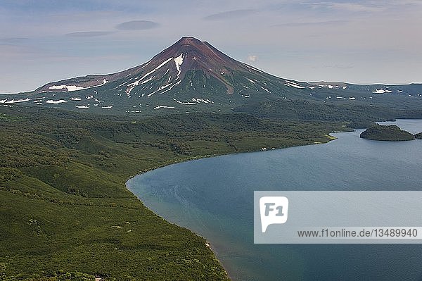 Luftaufnahme  Vulkan Iljinsky  Kurilensee  Kamtschatka  Russland  Europa