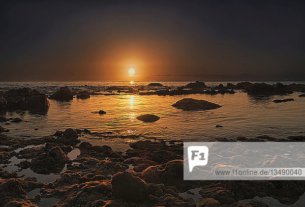 Sonnenuntergang am felsigen Strand Playa de Valle de Gran Rey  La Gomera  Kanarische Inseln  Spanien  Europa