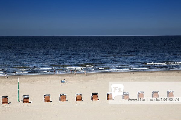 Strandkörbe am Strand von Egmond  Nordsee  Die Niederlande  Europa