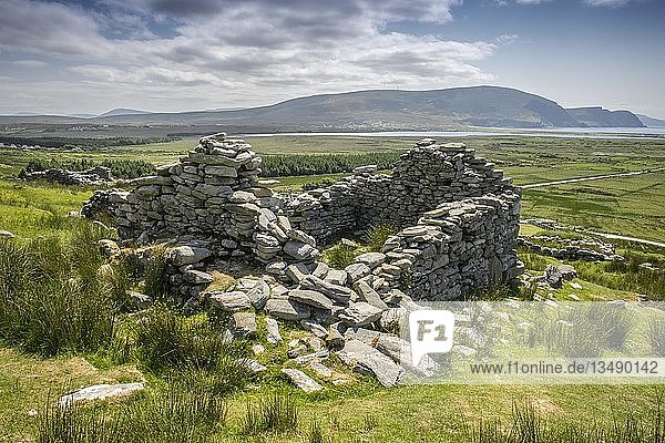 Verfallene Steinmauern eines ehemaligen Dorfes  Slievemore Deserted Village  Achill Island  County Mayo  Connacht  Irland  Europa
