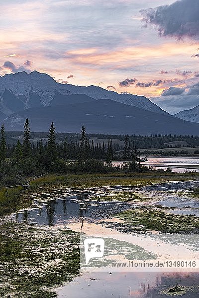Talbot Lake bei Sonnenuntergang  Jasper National Park  British Columbia  Kanada  Nordamerika