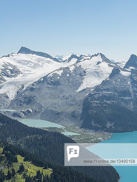 Türkisfarbener Gletschersee Garibaldi Lake vor Bergkette mit Schnee und Gletscher  Mt. Garibaldi  Garibaldi Provincial Park  British Columbia  Kanada  Nordamerika
