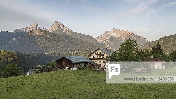 Bergmassiv mit Watzmann und Hochkalter  davor Alm und Bauernhof  Nationalpark Berchtesgaden  Bayern  Deutschland  Europa