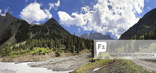 Ausgetrocknetes Flussbett des Laliderer Baches im Laliderertal  Blick auf die Lalidererwaende  Karwendel  Tirol  Österreich  Europa