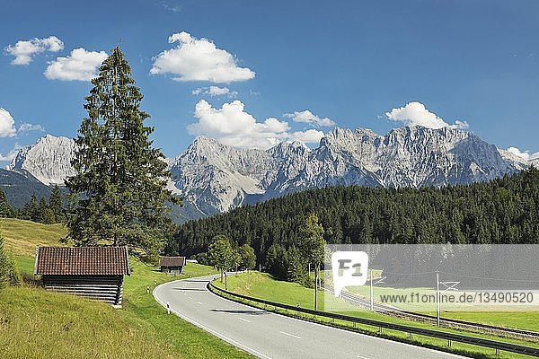 Berglandschaft  Deutsche Alpenstraße vor Karwendelgebirge  Werdenfelser Land  Oberbayern  Bayern  Deutschland  Europa