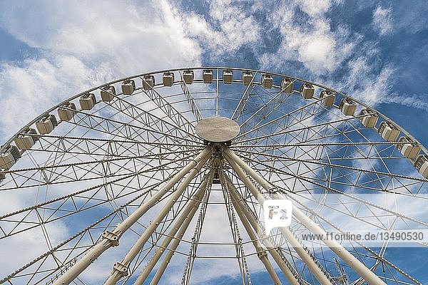 Riesenrad vor Wolkenhimmel alter Hafen Marseille Provence-Alpes-Côte d'Azur Frankreich Europa