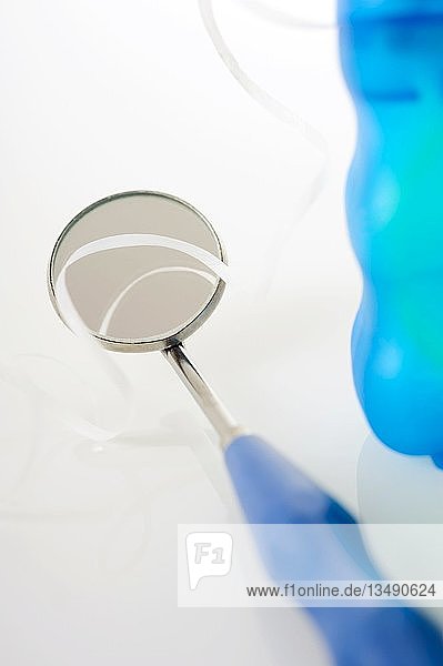 Zahnpflege  Zahnseide und ein Zahnspiegel