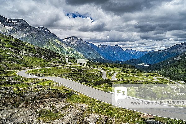 Kurvenreiche Passstrasse San Bernadino Pass  mit Wolken  Kanton Graubünden  Schweiz  Europa