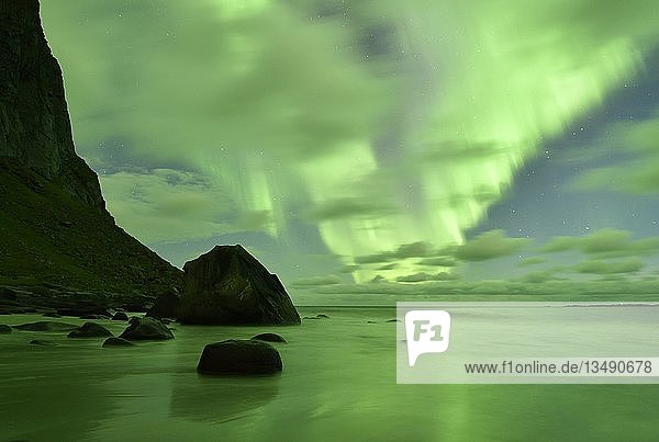 Nordlichter  Aurora Borealis über dem Strand von Utakleiv  Lofoten  Norwegen  Europa